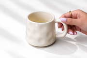 Mug en céramique texturée façonnée à la main