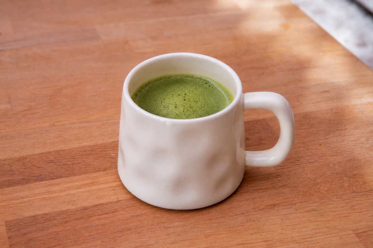 Mug en céramique texturée façonnée à la main