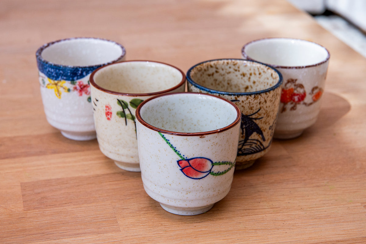 Ensemble de 5 tasses en céramique peintes à la main